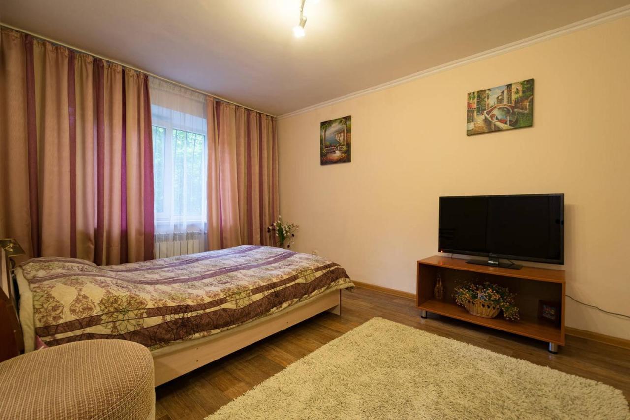 Apartment Nadezhda at Zheltoskan 77/79 Almati Kültér fotó
